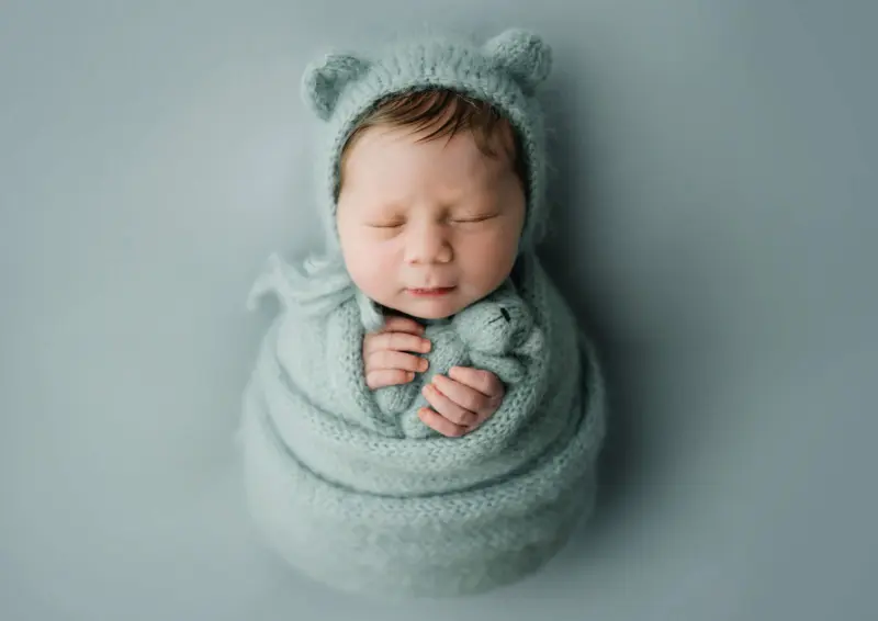How to Pose Newborns Safely: A Complete Guide for Photographers