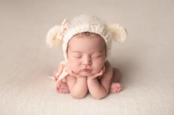 Styled baby photoshoot props arranged for a clean newborn photography theme - Dvotinst