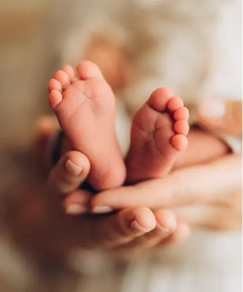Simple baby photoshoot pose with cozy newborn styling and soft texture - Dvotinst