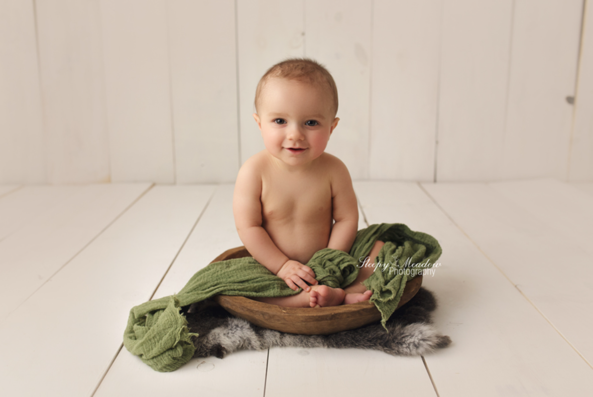 Sitting baby in a simple milestone photoshoot setup - newborn photography prop - Dvotinst